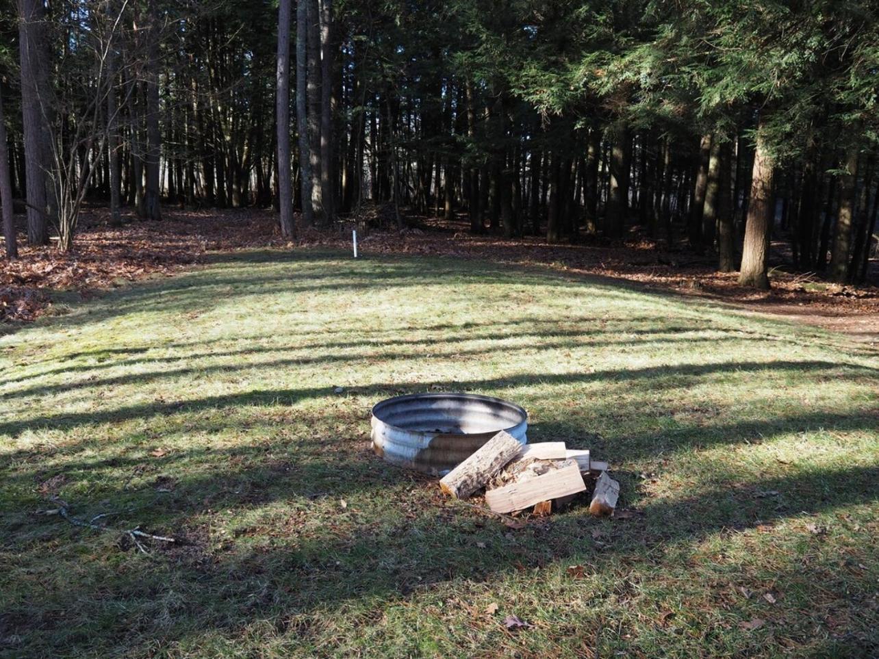 The Green Lake Getaway - Shared Lake Access! Interlochen Bagian luar foto