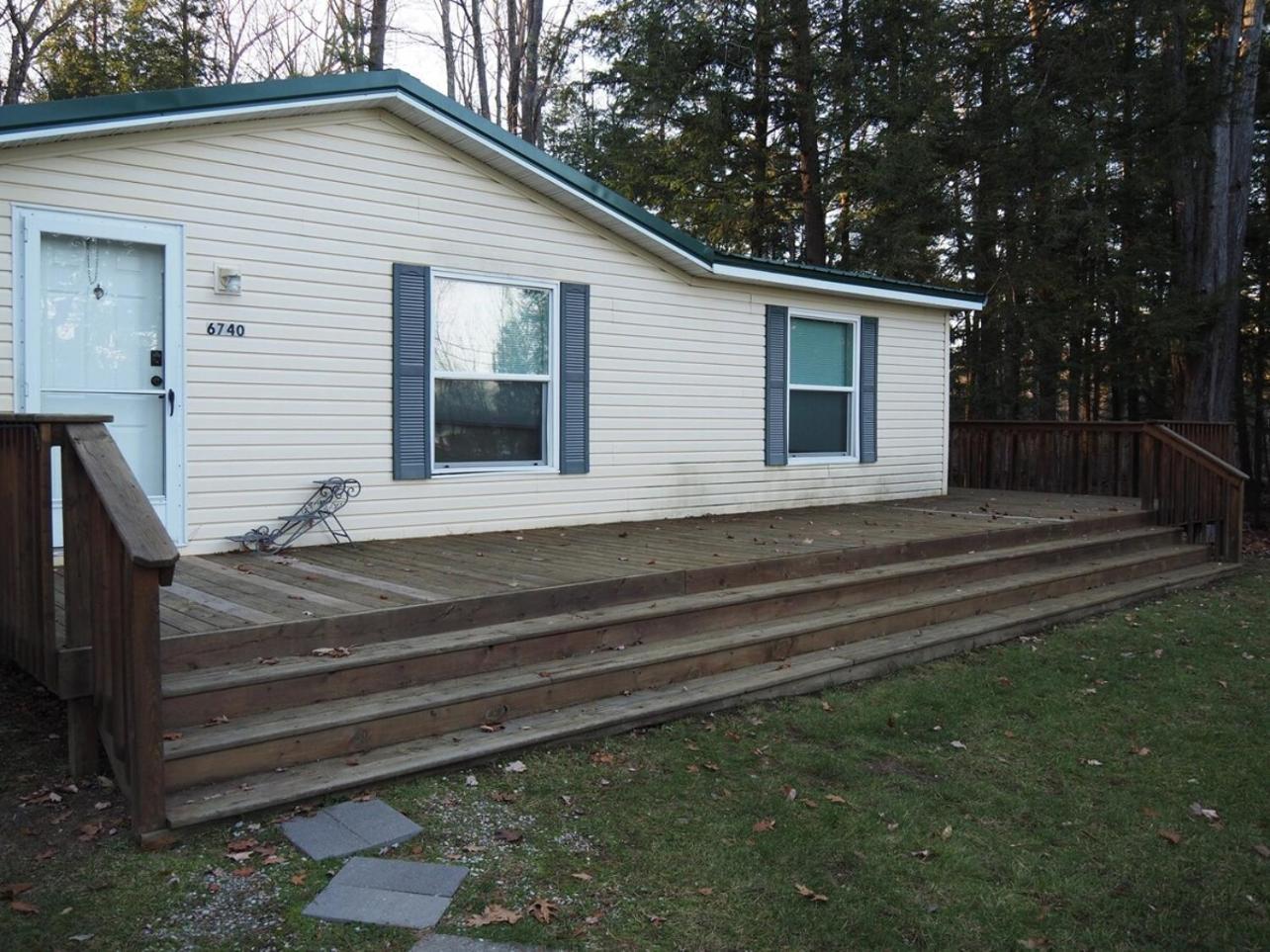 The Green Lake Getaway - Shared Lake Access! Interlochen Bagian luar foto